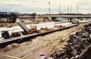 Sechsspuriger Ausbau der A 5 Betonfahrbahndecken-Einbauzug bei km 630,500 Im Hintergrund Überführung der L 561 und Überführung der Albtalbahn.