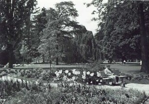 Der Schlossgarten im Frühling 1954. Detmold. Schlossplatz. Papierabzug