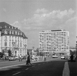 Dresden-Altstadt, Ernst-Thälmann-Straße 2 (heute Wilsdruffer Straße) und Pirnaischer Platz. Landhaus (Museum, 1770-1776, F. A. Krubsacius) und Appartementhochhaus mit Gaststättenkomplex (1964-1966, P. Sniegon, H. Löschau, H. Kriesche, G. Landgraf)