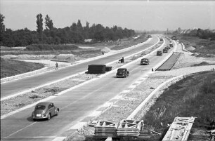 Istein: Fertiges Autobahnstück bei Istein; mit Autokolonne; Blick nach Norden