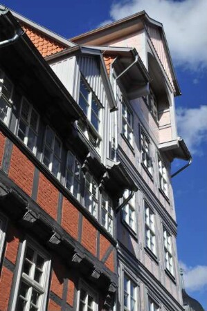 Quedlinburg - Fachwerkhaus mit Lastenaufzug : Neu aufgebautes historisches Fachwerkhaus mit vorkragendem Lastenaufzug in der Bockstraße. Aufgenommen in Quedlinburg am 17. Juli 2012. Foto Uwe Gerig