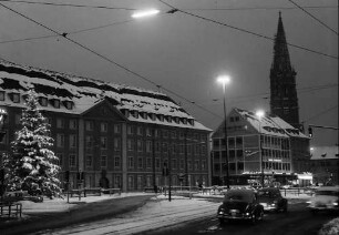 Freiburg: Platz am Siegesdenkmal mit Tannenbaum und Münster