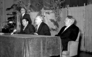 Baden-Baden: Kurhaus; Mendès France und Adenauer beim Schlusskommuniqué; ganzer Tisch mit Prof. Hallstein und Erhard