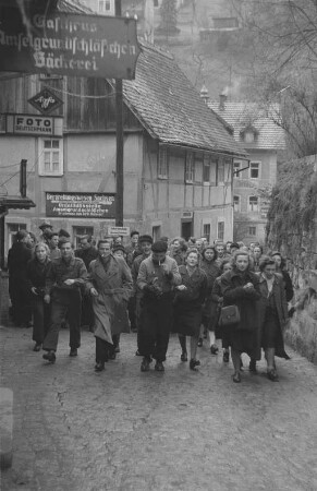 Mitglieder der FDJ während einer Osterfahrt nach Bad Schandau : Wandergruppe im Kurort Rathen