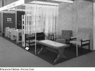 Ausstellungskojen des VEB Möbelkombinat Berlin (MKB) mit Jugendzimmer- und Wohnzimmermöbeln