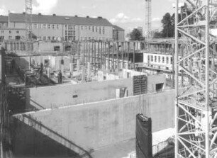 Baustelle Sächsische Landesbibliothek - Staats- und Universitätsbibliothek Dresden, Zentralbibliothek. Rohbau, Zentraler Lesesaal und Nordriegel von Südost : Dresden-Räcknitz, Zellescher Weg 18. Baustelle Sächsische Landesbibliothek - Staats- und Universitätsbibliothek Dresden, Zentralbibliothek. Rohbau, Zentraler Lesesaal und Nordriegel von Südost