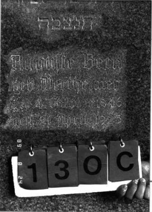 Grabstein 130 (Index: 100105323) Material: Granit Zustand: gut Maße HxBxT: 178x58x20 cm Beschreibung: Stele, getreppter Sockel, eingezogener Rundbogenabschluß Symbolik: Davidstern: Grabstein 130C
