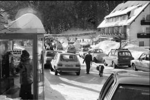 Hinterzarten: Straße zum Thomahof; Sonntagsbetrieb mit Telefonzelle