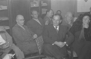 60. Geburtstag von Walter Maschke, Generalsekretär der Volksbühne Berlin : Schriftsteller Friedrich Wolf neben Schauspielerin Steffie Spira und weitere Gäste