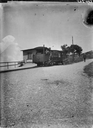 Bergbahn : Haltepunkt mit Bergbahn, vermutlich in den Alpen