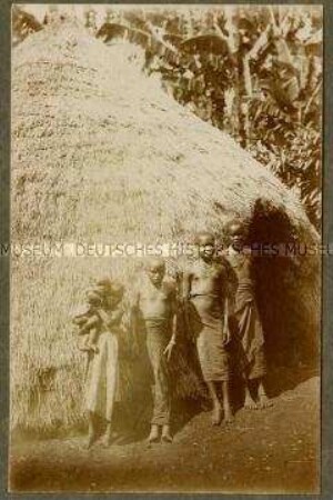 Wadschagga-Kinder vor einer Hütte
