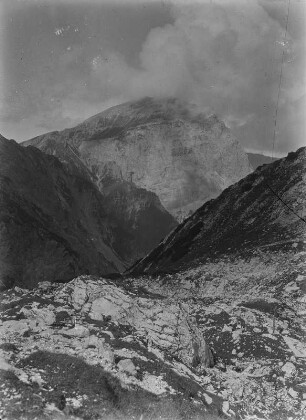 Das Sonnjoch : Blick von einer Bergkuppe auf den Gipfel des Sonnjochs