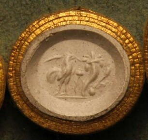 Hahn, Mohnhaupt, Füllhorn und Ruder als Symbole des Merkur (Daktyliothek, Erstes Mythologisches Tausend)
