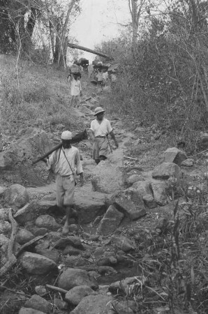 Träger beim Abstieg ins Namgarutal : Landschaft mit Expeditionsträgern und Expeditionsmitglied Mayer-Gürr