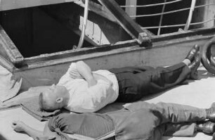 Bordleben Milwaukee. Vordeck. Mann beim Sonnenbad