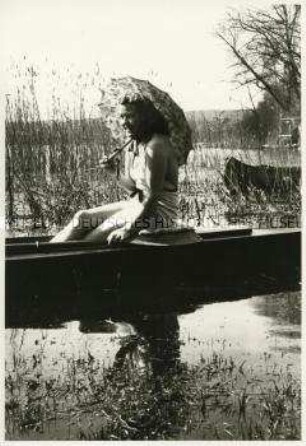 Frühling am Wannsee - Frau mit Sonnenschirm im Kanu
