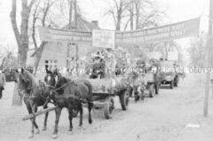 Teilnehmer des Festzugs zum 1. Mai in einer Landgemeinde bei Neustrelitz