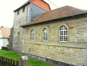 Evangelische Kirche - Kirchturm (gotische Gründung-Chorturm) und Langhaus (Neubau Jahr 1828) von Nordwesten über ehemaligen Kirchhof