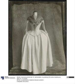 Damenensemble des 18. Jahrhunderts, Ausstellung 200 Jahre Kleiderkunst