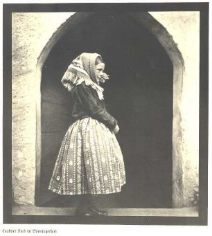 Mädchen in Hoyerswerdaer Sonntagstracht mit Wollkopftuch. : Kleidung - Hoyerswerdaer Tracht. Hoyerswerdaer warme Sonntagstracht.