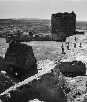Canosa di Puglia. Kastell. Rest eines Gebäudes und Turm