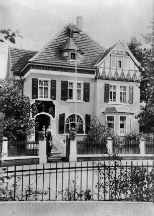 Villa Siemsen, Villa, Remisengebäude, Grundstückseinfassung und Steinpfeiler; Lauterbach, Bahnhofstraße 65