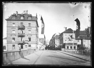 Beflaggung der Tauberbrücke mit Hakenkreuzfahnen