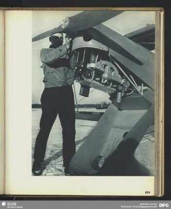 Monteur an einem Adler-Ganzstahl-Sportflugzeug