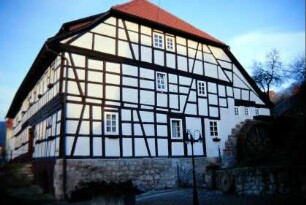 Giebelseite der Obermühle, Mühlrad und Mühlstein