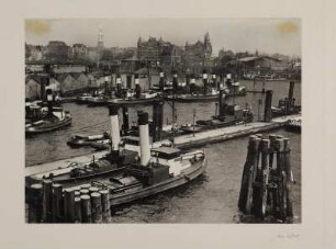 Blick über das Hafenbecken zur Altstadt mit St. Katharinen