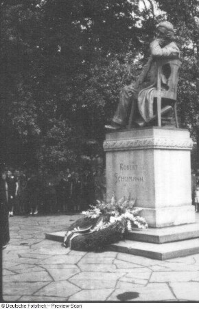 Denkmal für Robert Schumann. Bronze (1901; J. Hartmann). Zwickau, Hauptmarkt