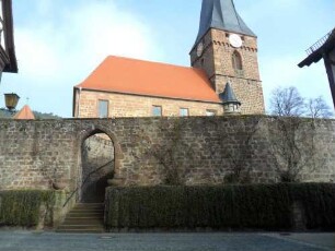 Ansicht von Süden mit Kirche (Chorturm) über Kirchhofmauer