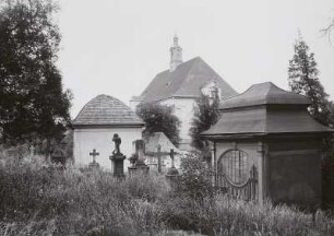 Blick über den Nikolaikirchhof zur Kirche