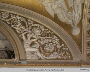 Pendentifdekoration mit Viktorienreigen : Lünettendekoration mit musizierenden Bacchanten