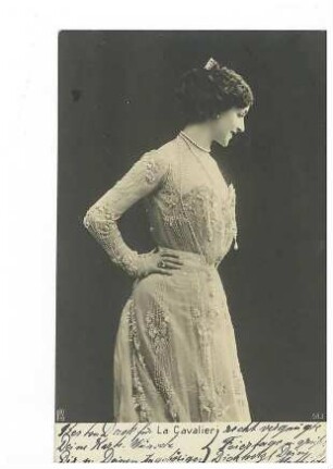 Frau in einem eleganten Kleid - Aufschrift: "La Cavalier"
