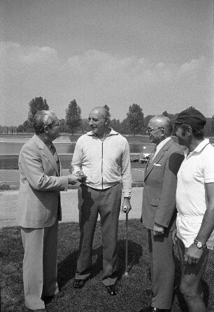 Ehrung des diesjährigen millionsten Besuchers der Karlsruher Freibäder Rudolf Born