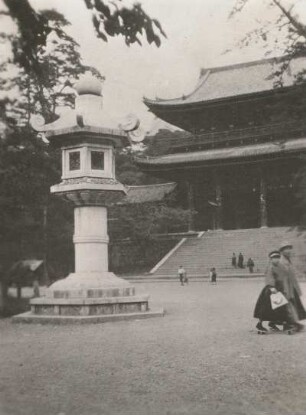 Kyoto, Japan. Tempel Chion-in. Zweistöckiges Tempeltor Sanmon (1619; mit einer Höhe von 24 m das höchste Tempeltor in Japan), davor steinerne Heilige Laterne