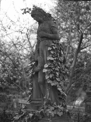 Grabmal der Familien Günther und Keller : Grabmal der Familien Günther und Keller. Sandstein (um 1918). Dresden-Kaditz, Mittlerer Friedhof (sogenannter Franzosenfriedhof)