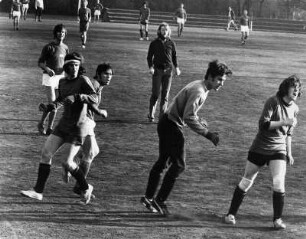 Hamburger Gas- und Wasserwerke GmbH. Die Fußballmannschaft des Unternehmens während eines Spieles. Aufgenommen 1972