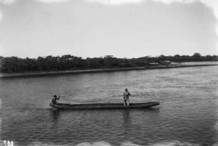 Einbaum : Männer in einem Einbaum auf dem Rio Paraná.