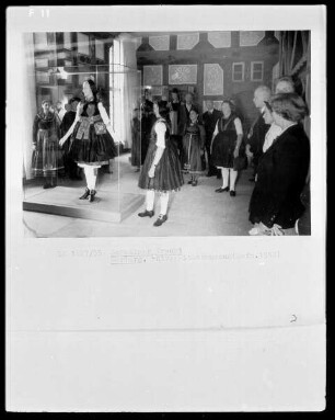Frauen in Schwälmer Tracht im Museum