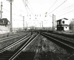 Dresden-Altstadt, Könneritzstraße. Bahnhof Dresden Mitte. Hochgleisanlage mit darunterliegendem Empfangsgebäude. Nördlicher Bahnhofskopf mit Stellwerk. Blick vom Bahnsteigende