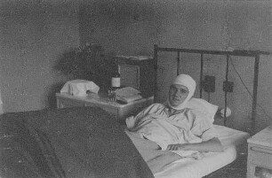 Zweiter Weltkrieg. Lazarett (wahrscheinlich in Holland). Verwundeter Angehöriger der deutschen Wehrmacht im Krankenhausbett