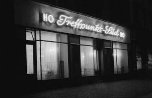 Leuchtreklame am Gebäude des HO Treffpunkt-Süd