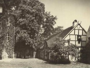 Berlin-Grunewald. Frühling. Hof des Jagdschlosses mit Gesindehaus und blühender Kastanie