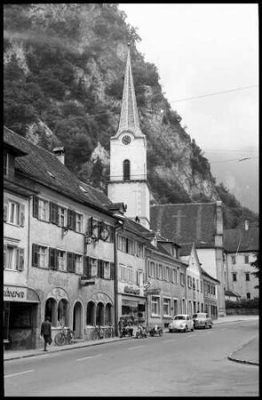 Hohenems: Kirche und Berg [St. Karl Kirche]