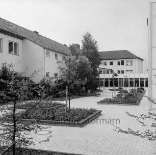 Ahrensburg: Hermann-Löns-Straße: rechts Erweiterungsbau, Mitte Verbindungsgang, links Altbau