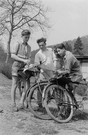 Drei junge Radfahrer studieren die Landkarte