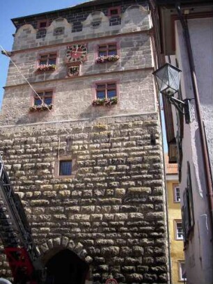 Stadtbefestigung-Torturm (Flötlinsturm) von (einstiger) Feldseite mit staufischen Buckelquadern im Kernbereich sowie veränderten Obergeschossen