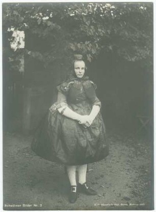 Portrait einer Frau in Tracht